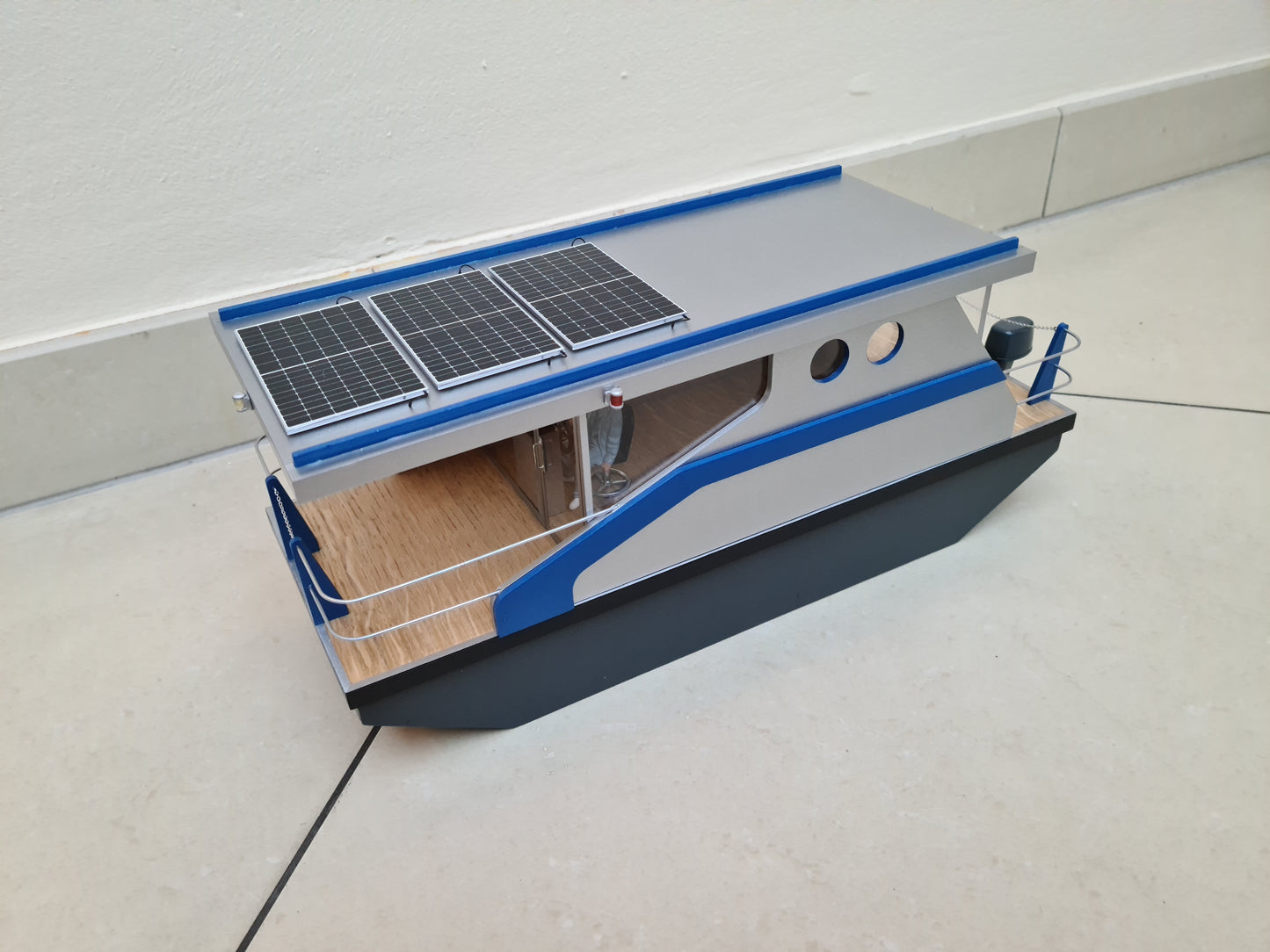 GK SH Hausboot modernes Design + Basis mit Motor, Servo, Regler, Länge 435 mm