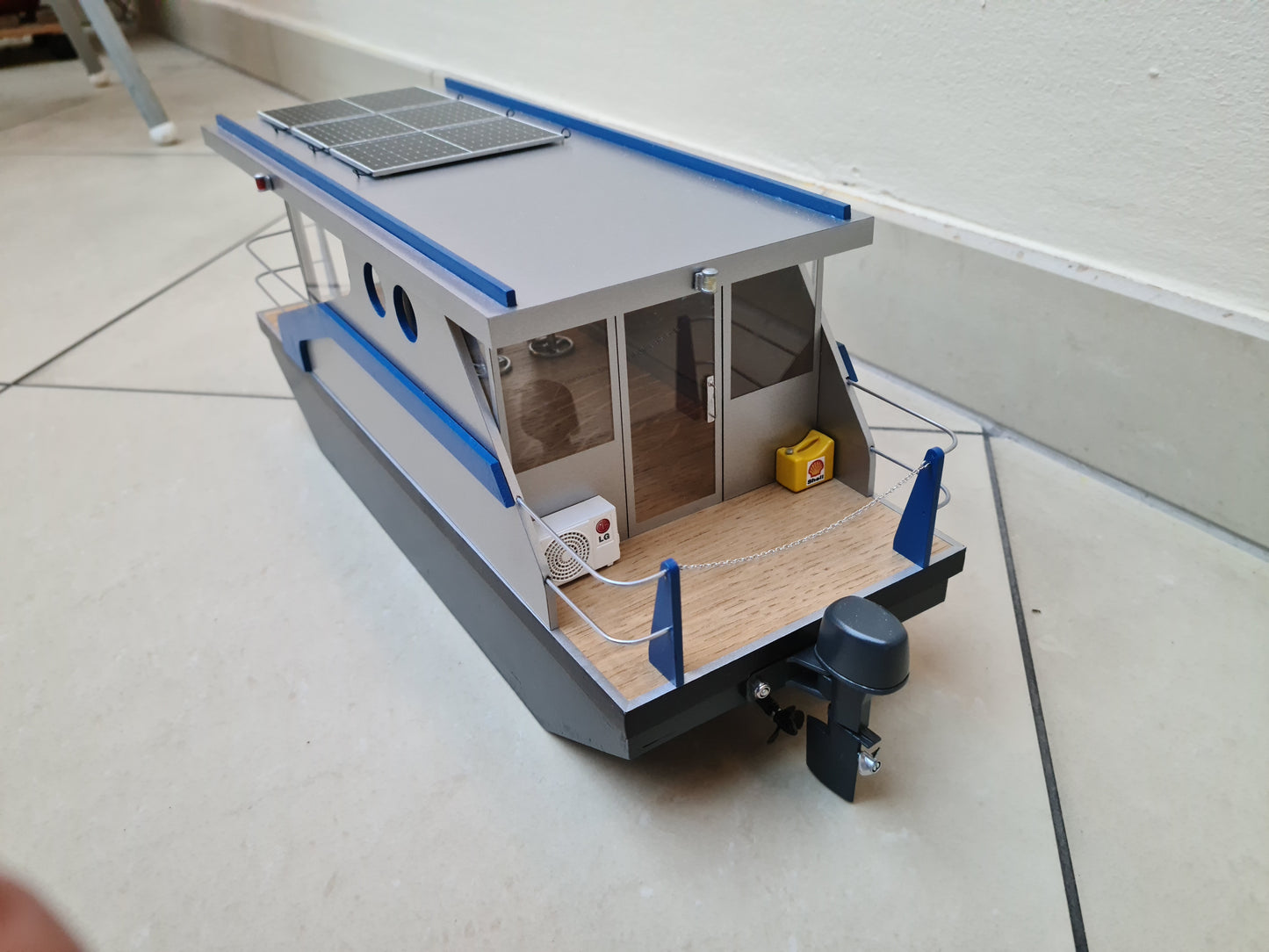 GK SH Hausboot modernes Design + Basis mit Motor, Servo, Regler, Länge 435 mm