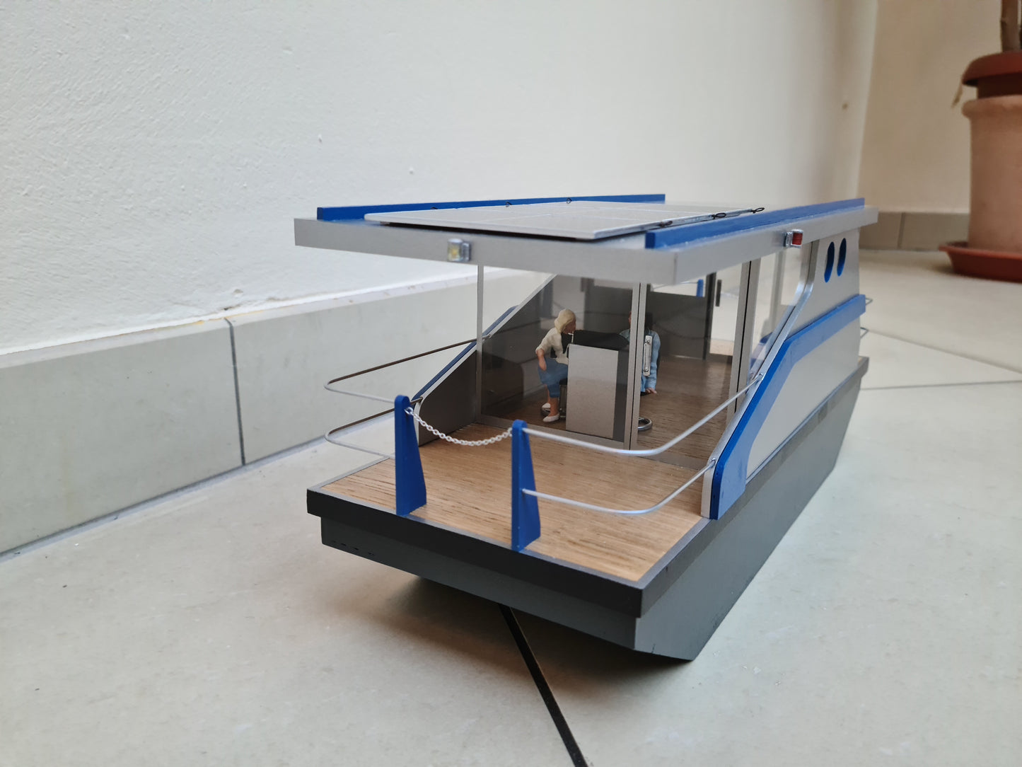 GK SH Hausboot modernes Design + Basis mit Motor, Servo, Regler, Länge 435 mm