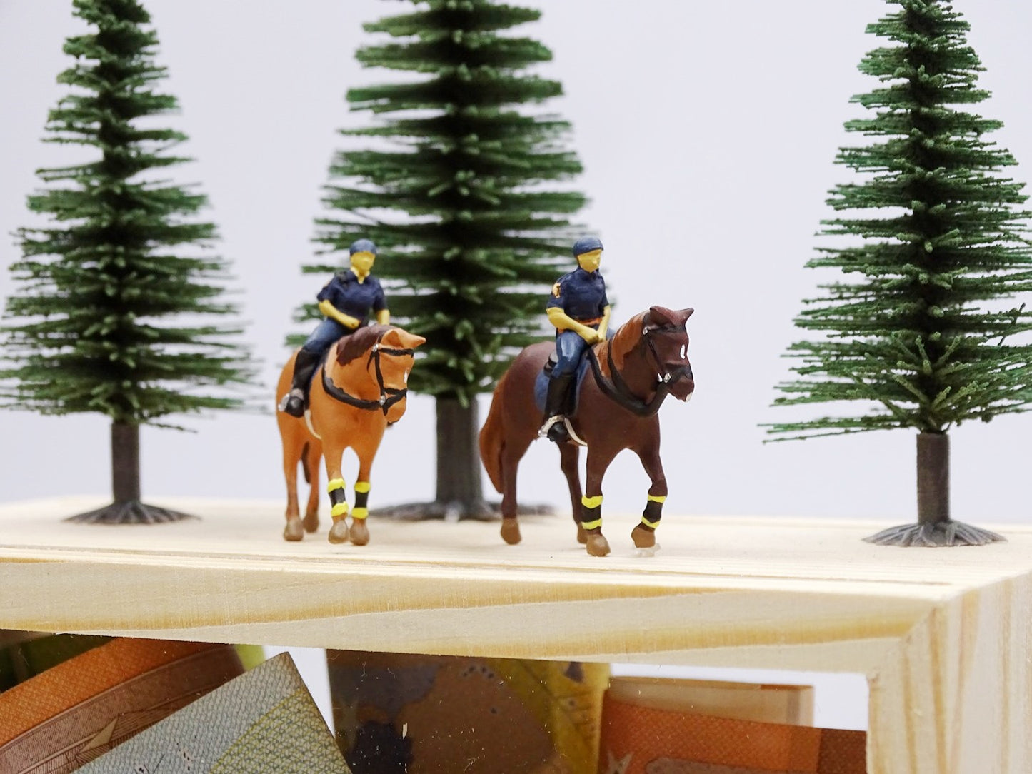 berittene Polizei, 2x Figur auf einem Pferd, 1:87