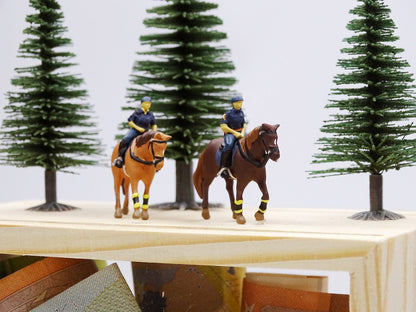 berittene Polizei, 2x Figur auf einem Pferd, 1:87