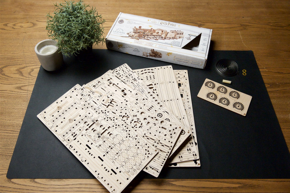 Harry Potter´s Hogwarts Express mit Tender und Wagon              UGears