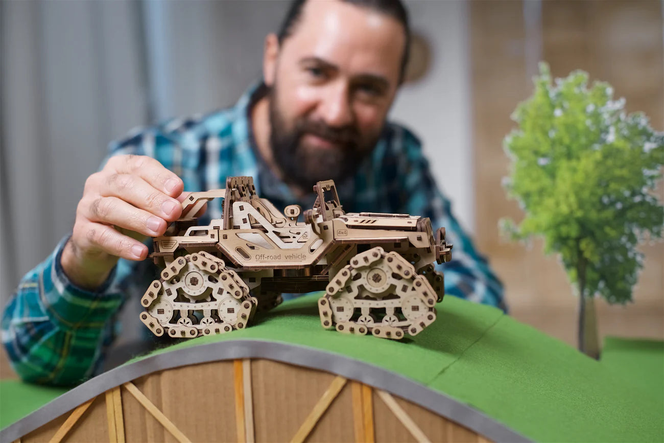 Geländefahrzeug mit Kettenantrieb                                UGears
