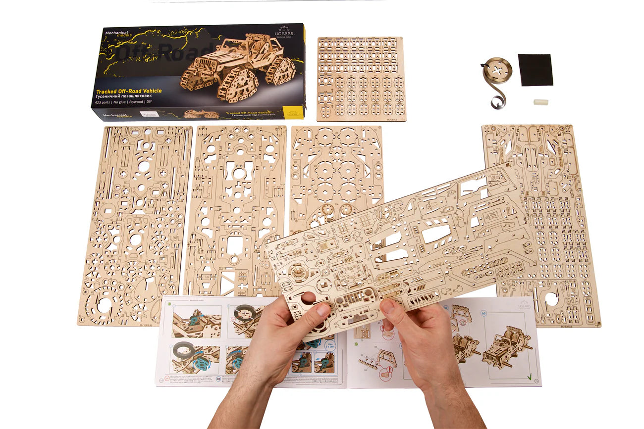 Geländefahrzeug mit Kettenantrieb                                UGears