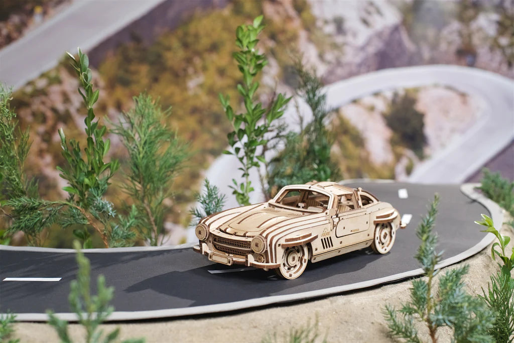 Sportcoupe mit Flügeltüren                                      UGears