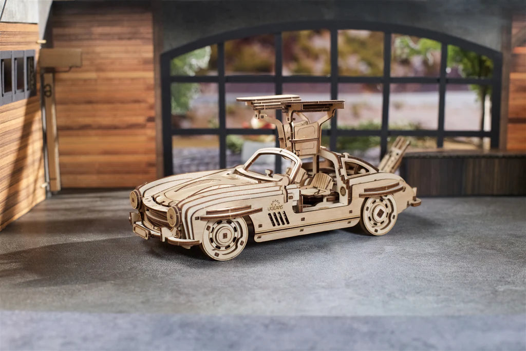 Sportcoupe mit Flügeltüren                                      UGears