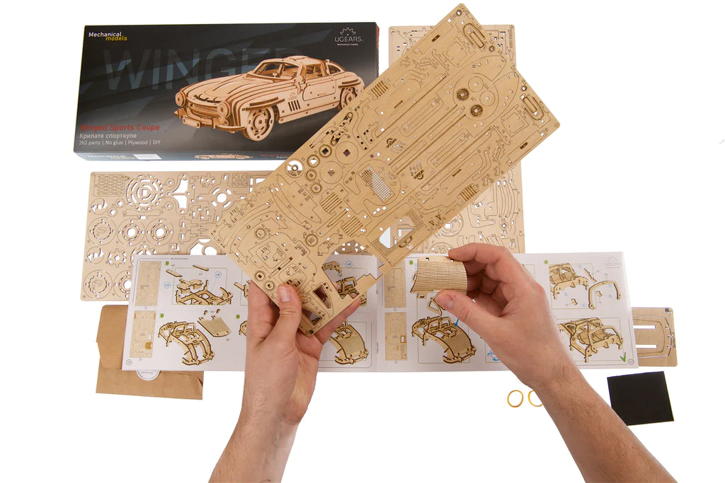 Sportcoupe mit Flügeltüren                                      UGears